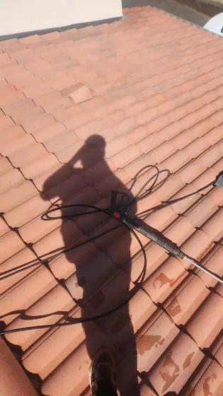 Lance de nettoyage sur la toiture